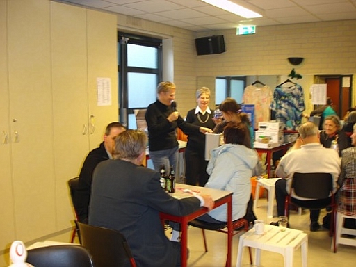 09-Voorzitter Jopie Spijkers zorgt met Nollie van Bergen voor de loterij.jpg